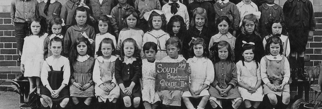 Black and white primary school class photo